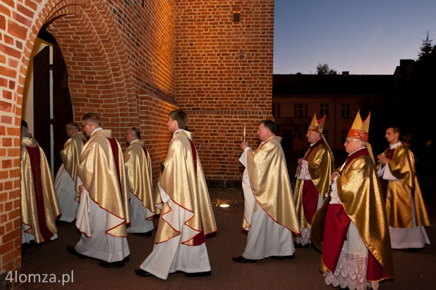 Proboszcz naszej parafii, ks. kan. Marian Mieczkowski, niosący relikwie bł. Jana Pawła II.