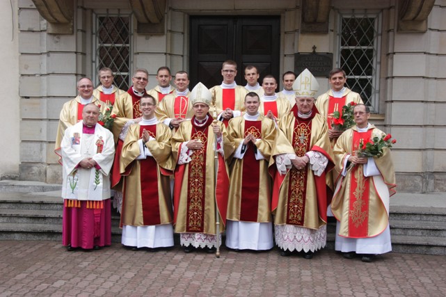 Pamiątkowe zdjęcie po święceniach