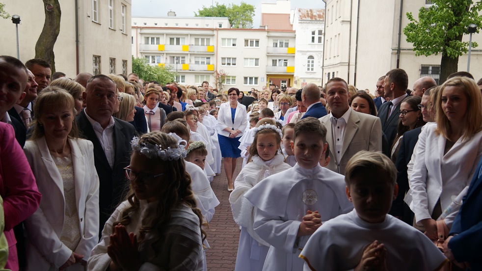 Dzieci w oczekiwaniu na rozpoczęcie Uroczystości