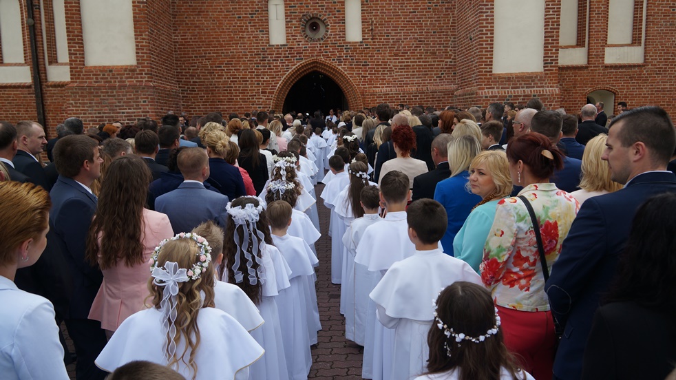 Dzieci w oczekiwaniu na rozpoczęcie Uroczystości