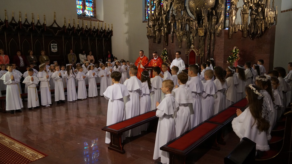 Dzieci zebrane przy głównym celebransie na przebiterium