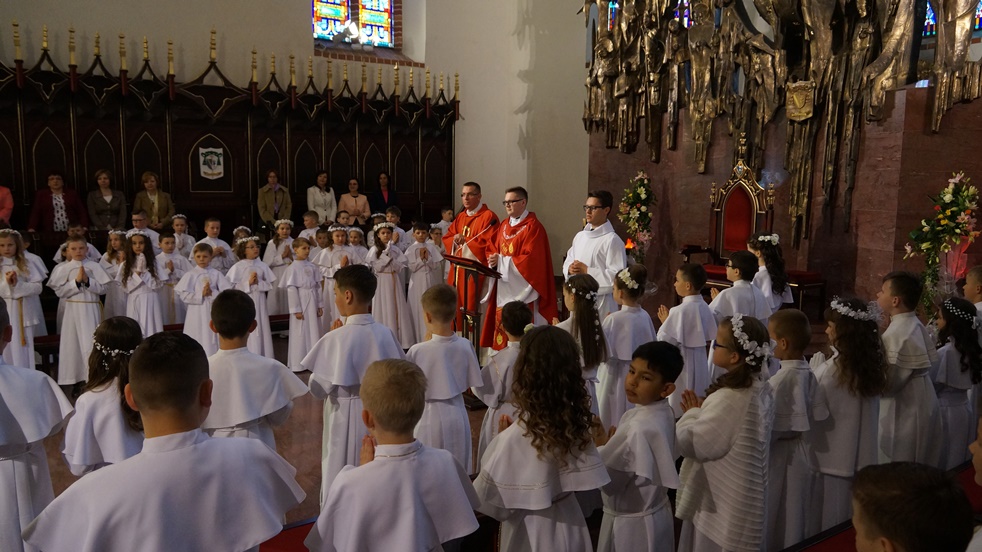 Dzieci zebrane przy głównym celebransie na przebiterium