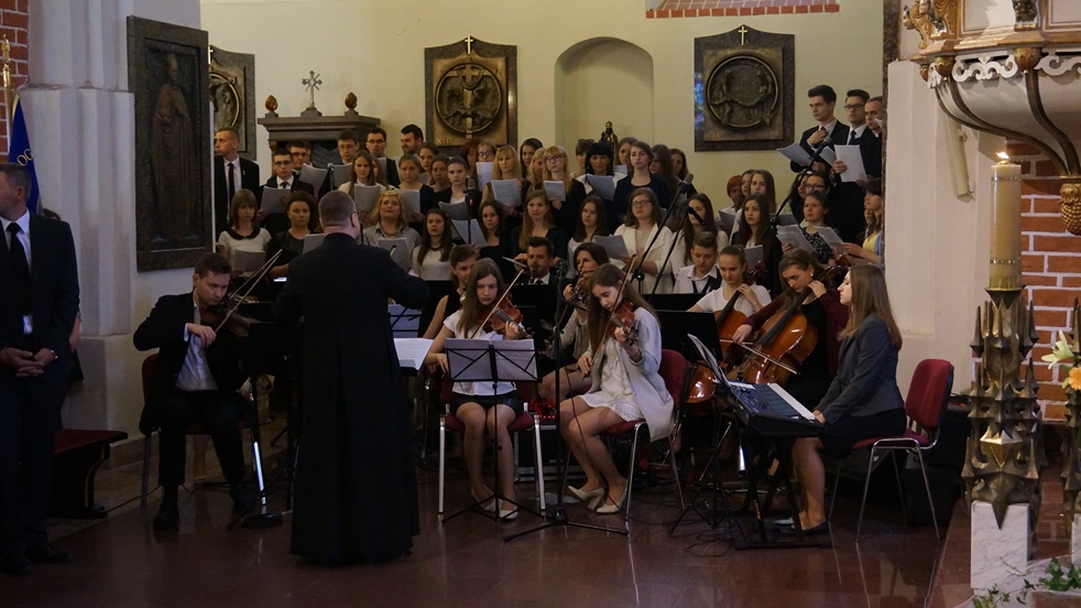 Liturgię muzycznie upiększał chór i orkiestra Warsztatów Liturgicznych