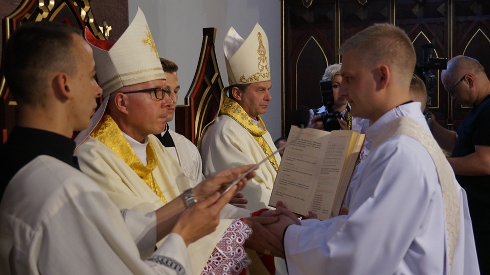 Przyrzeczenie posłuszeństwa i czci złożone biskupowi 