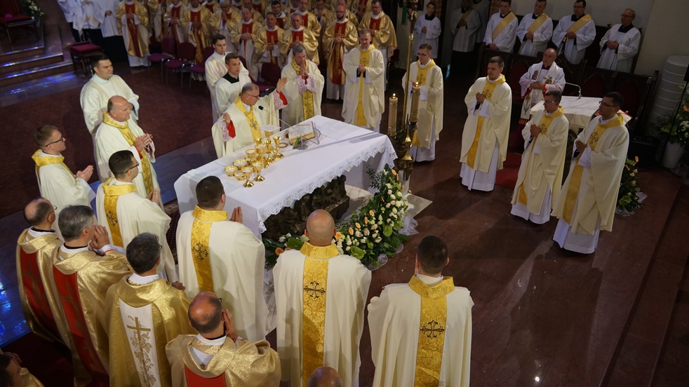 Nowi kapłani po raz pierwszy odprawiają Mszę Św. z ks. biskupem