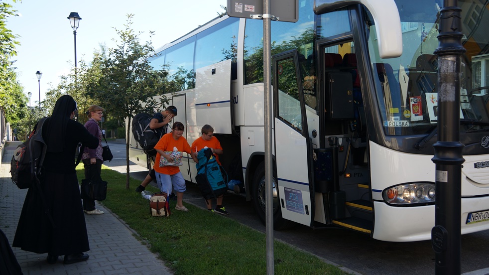 Nasi goście wysiadają z autobusu