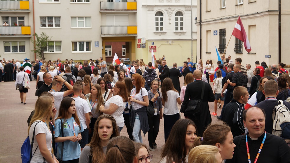 Kolorowy korowód Narodów przed Katedrą