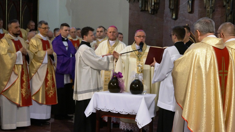 Wielki Czwartek. Msza Krzyżma. Poświęcenie olejów