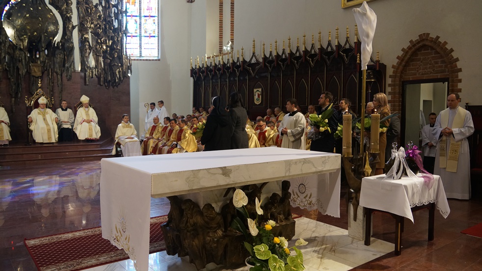 Wielki Czwartek. Msza Krzyżma. Życzenia składane wszystkim kapłanom