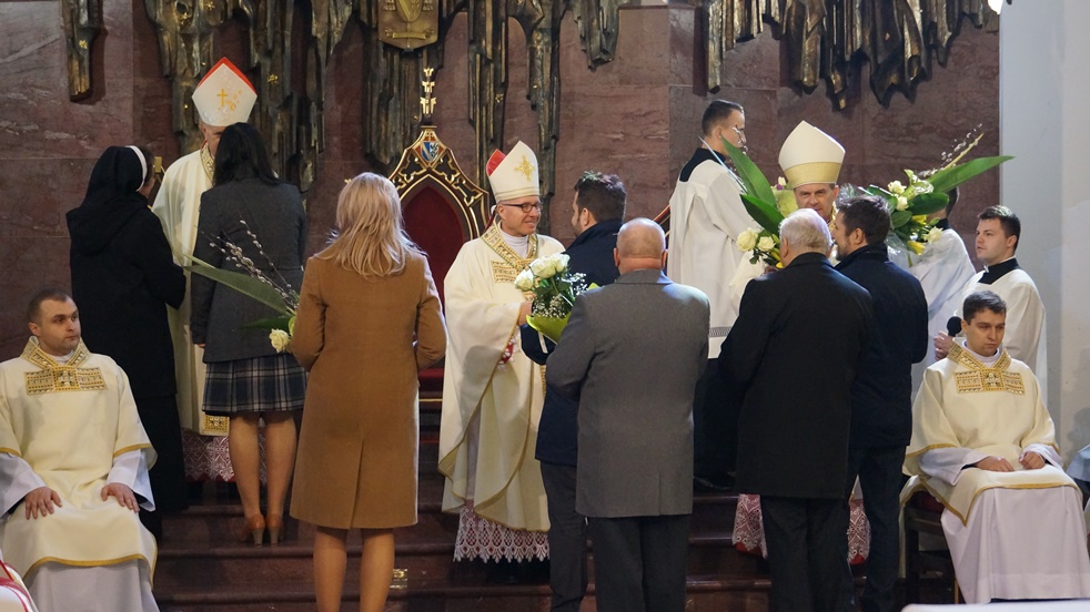 Wielki Czwartek. Msza Krzyżma. Życzenia składane wszystkim kapłanom