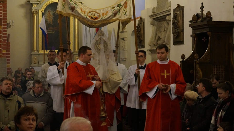 Wielki Piątek. Przeniesienie Jezusa do symbolicznego grobu