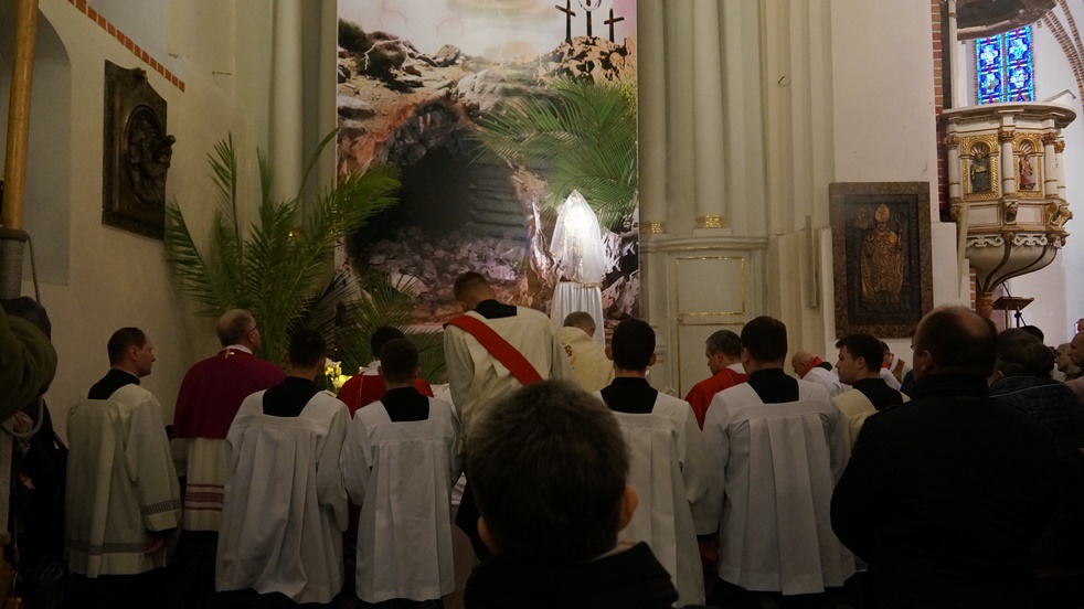 Wielki Piątek. Przeniesienie Jezusa do symbolicznego grobu