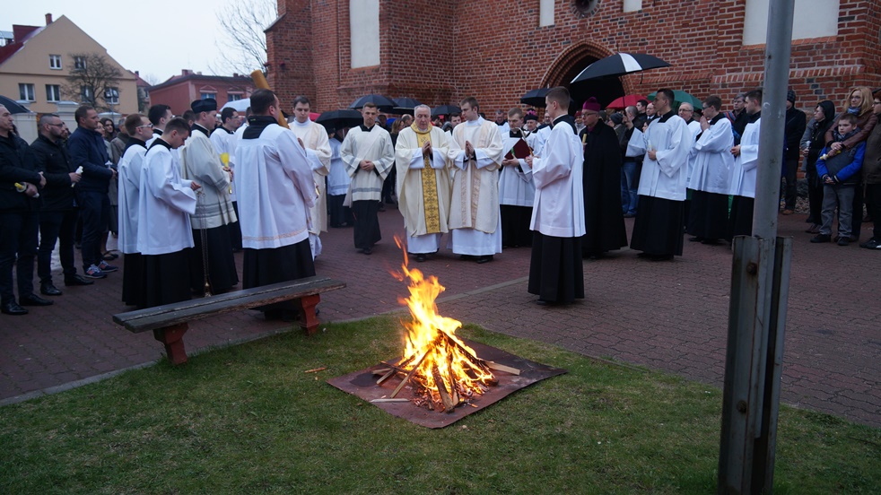 Wielka Sobota. Wigilia Paschalna. Poświęcenie ognia