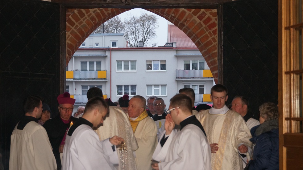 Wielka Sobota. Wigilia Paschalna. Wniesienie paschału do katedry