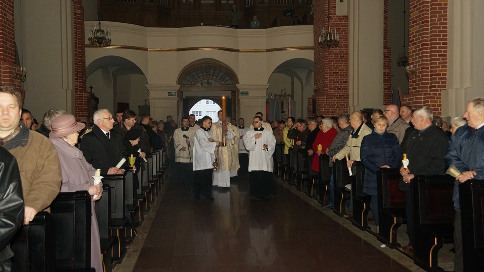 Wielka Sobota. Wigilia Paschalna. Wniesienie paschału do katedry