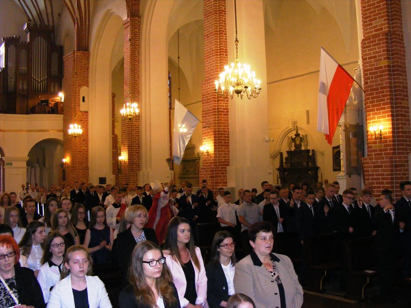 Bierzmowanie. Na uroczystości zebrały się także rodziny i przyjaciele kandydatów