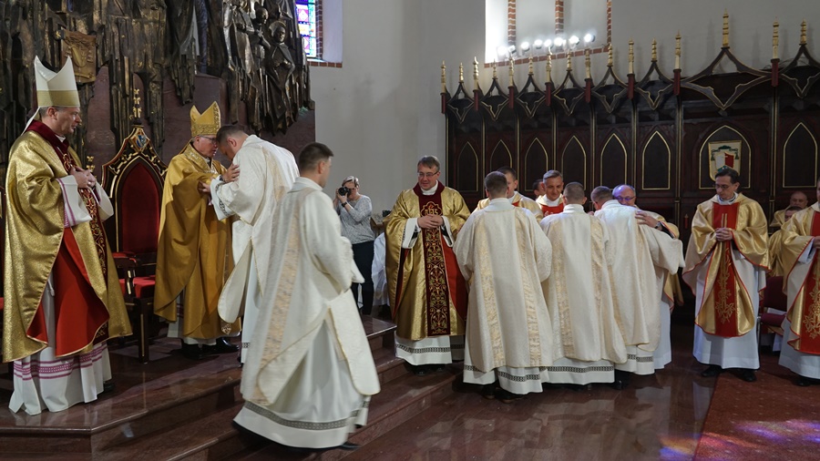 Ostatni element święceń - przekazanie znaku pokoju 