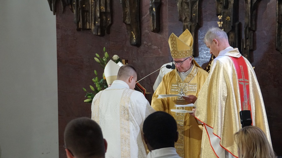 Wręczenie dokumentów potwierdzających przyjęte święcenia 