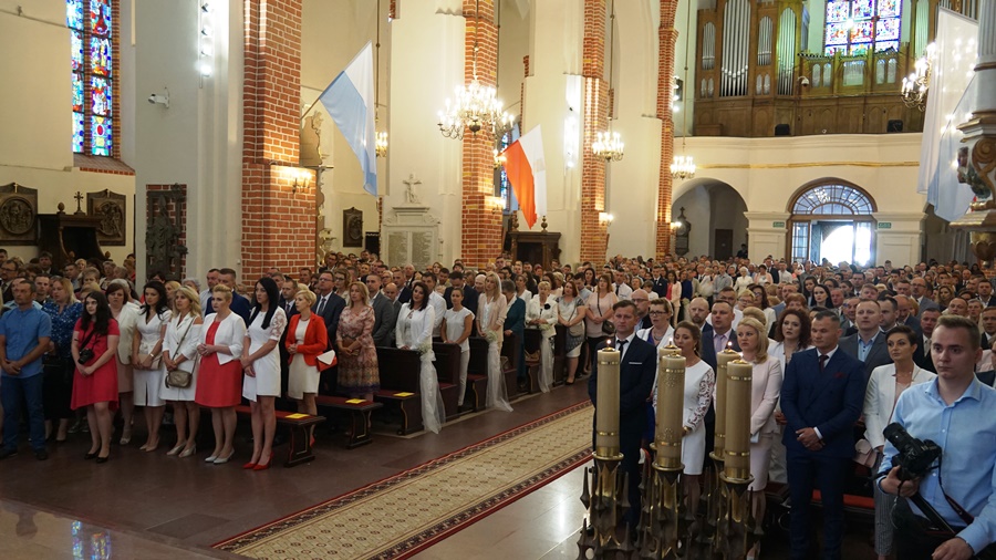 Katedra wypełniona po brzegi przybyłymi gośmi