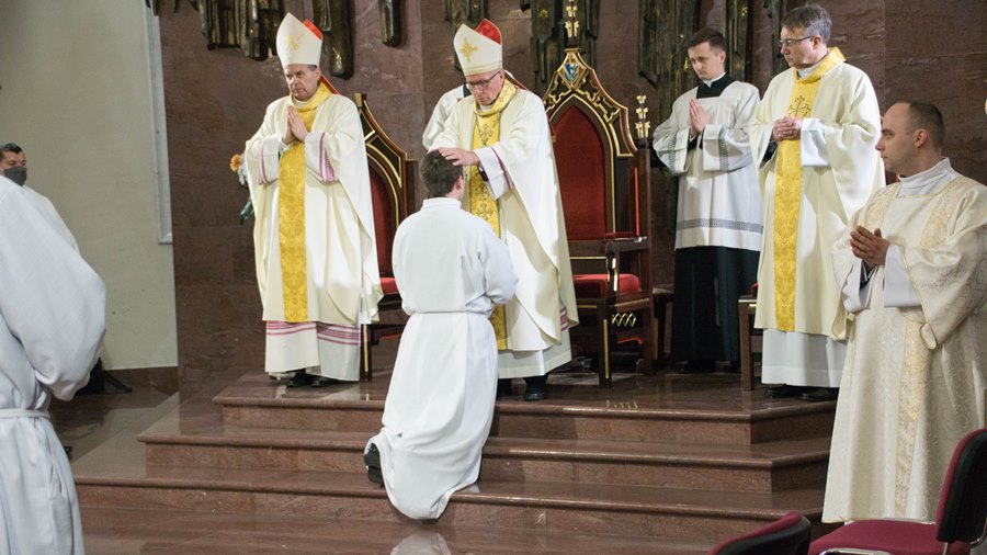 Głównym momentem święceń jest włożenie rąk na kandydatów przez biskupa