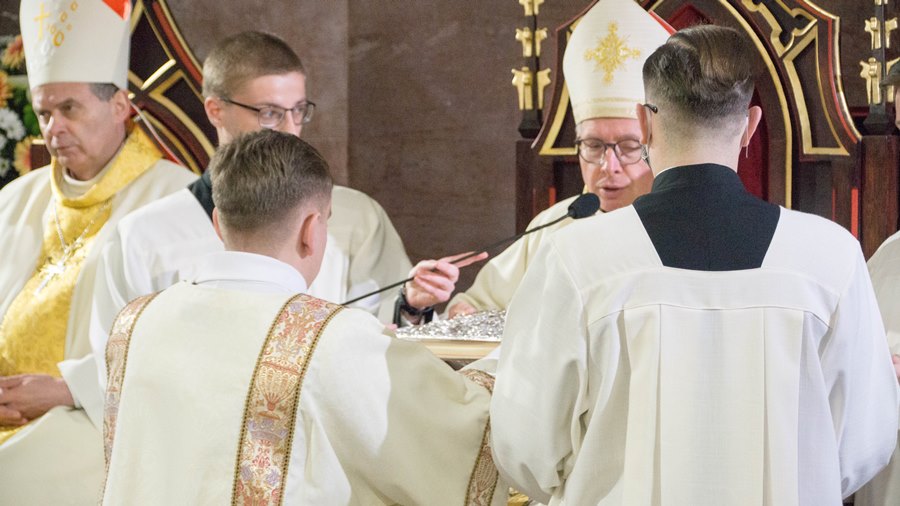 Przekazanie Księgi Ewangeliarza jako znaku jednego z głównych zadań diakonów