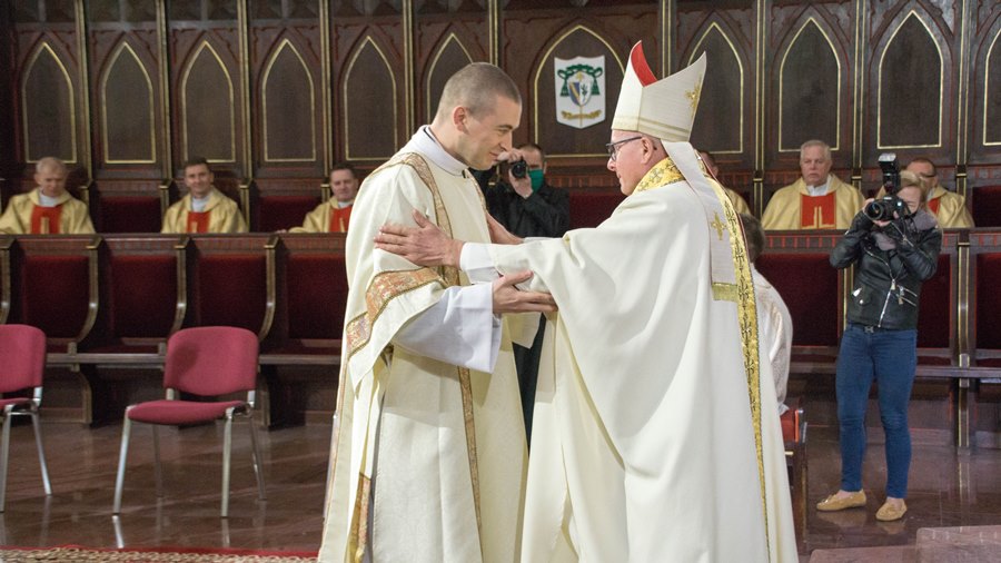 Ostatni element obrzędu świeceń - przekazanie znaku pokoju