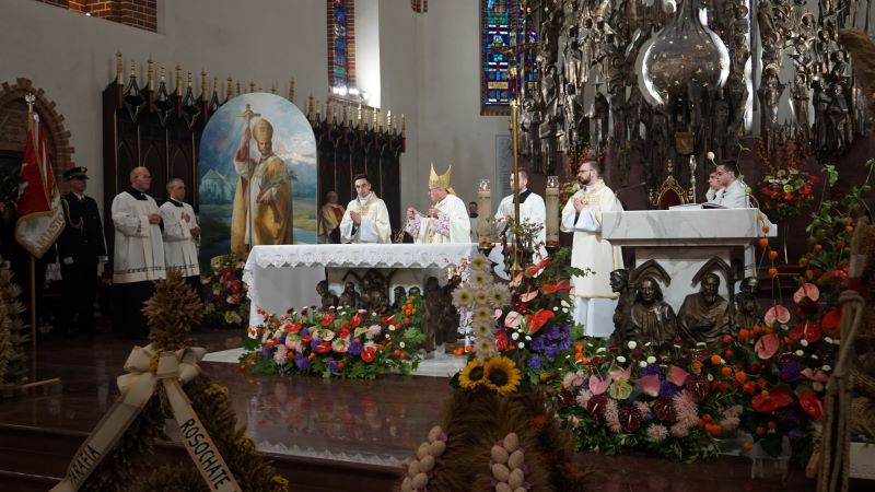 Cała katedra była pięknie przystrojona na Uroczystość Dziękczynienia.