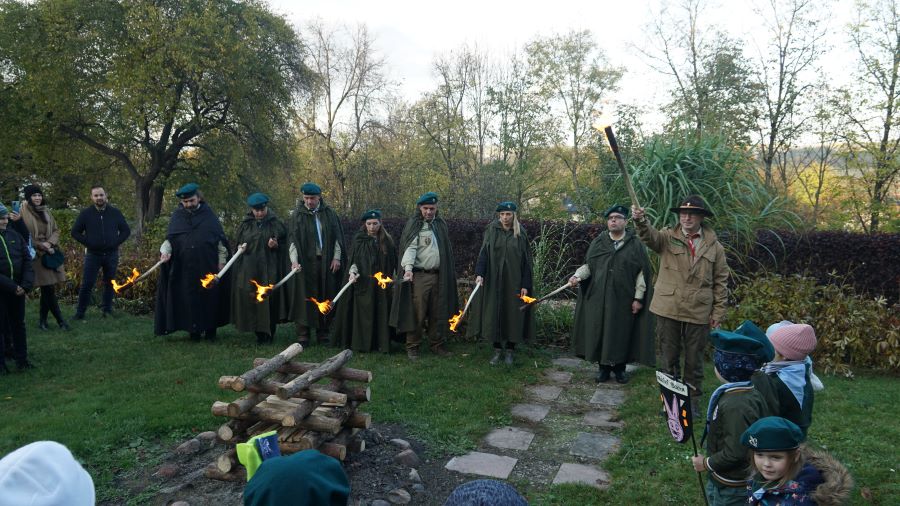 Ognisko obrzędowe rozpoczyna się przypomnieniem praw Skautów Króla