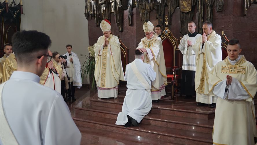 Nałożenie rąk przez Biskupa to szczególny moment święceń.