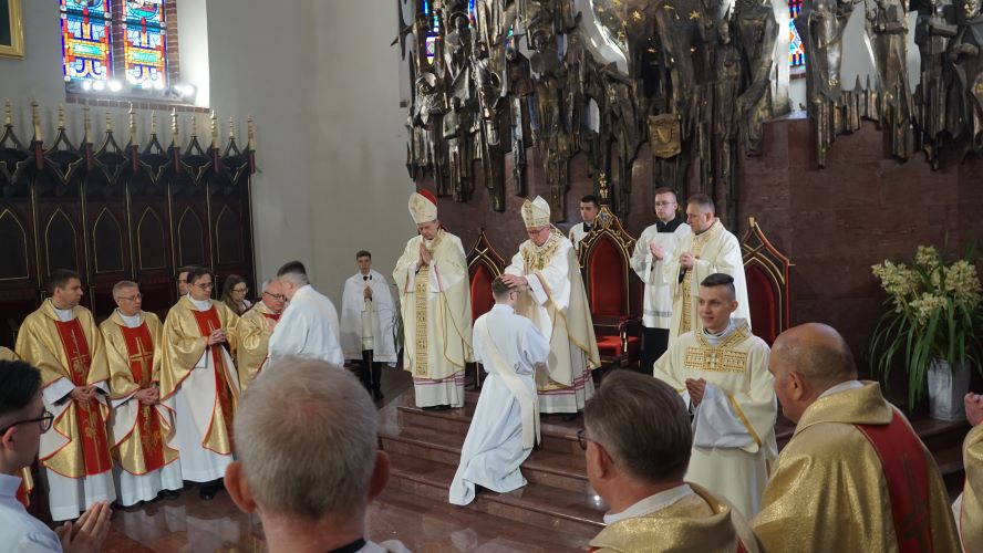 Ręce nakładają także wszyscy księża obecni na święceniach.