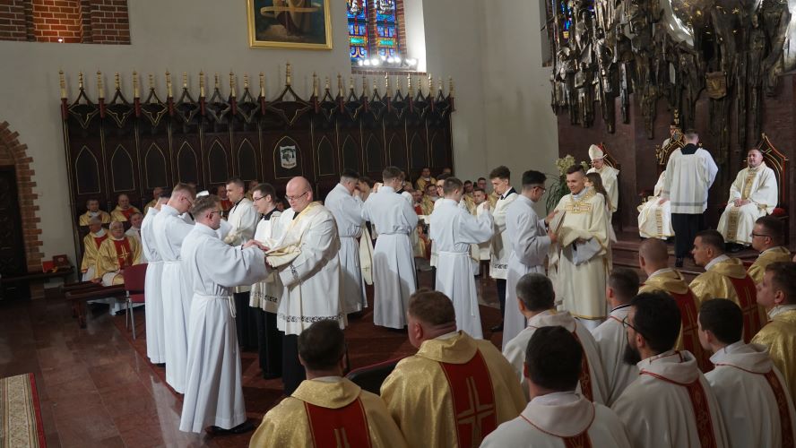 Nałożenie liturgicznego stroju kapłańskiego. 